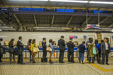 Passengers waiting in line in the Shinkanzen train station, Tokyo, Honshu, Japan, Asia