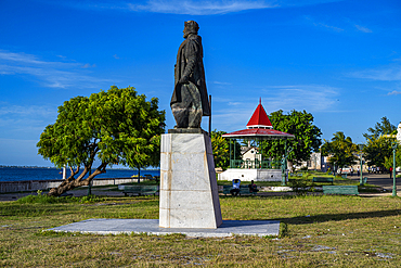 Vasco da Gama statue in front of the Palace of San Paul, Island of Mozambique, UNESCO World Heritage Site, Mozambique, Africa