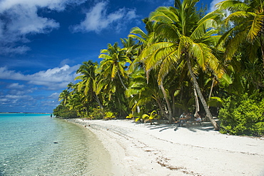 White sand bank in the turquoise waters of the Aitutaki lagoon, Rarotonga and the Cook Islands, South Pacific, Pacific