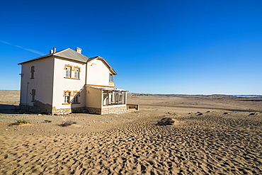 Colonial house, old diamond ghost town, Kolmanskop (Coleman's Hill), near Luderitz, Namibia, Africa