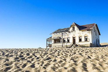 Colonial house, old diamond ghost town, Kolmanskop (Coleman's Hill), near Luderitz, Namibia, Africa