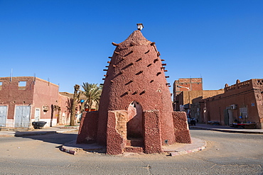 Old water well in the center of Timimoun, western Algeria, North Africa, Africa