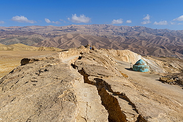 Volcanic rock split, Darya Ajdahar (Valley of the Dragon), Bamyan, Afghanistan, Asia