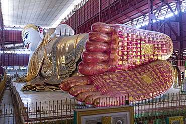 Giant reclining Buddha in the Chaukhtatgyi Buddha Temple, Yangon (Rangoon), Myanmar (Burma), Asia