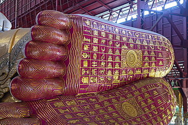 Giant reclining Buddha in the Chaukhtatgyi Buddha Temple, Yangon (Rangoon), Myanmar (Burma), Asia