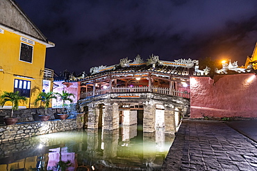 Night shot of the Japanese covered bridge, Hoi An, UNESCO World Heritage Site, Vietnam, Indochina, Southeast Asia, Asia