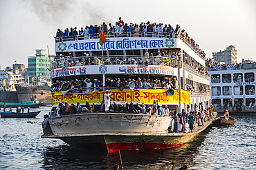 Overloaded passenger ferry with pilgrims on the Dhaka River, Port of Dhaka, Dhaka, Bangladesh, Asia