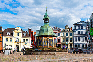 Water fountain on the market square, Hanseatic city of Wismar, UNESCO World Heritage Site, Mecklenburg-Vorpommern, Germany, Europe