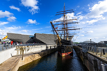 Discovery Point and RRS Discovery in front of the V&A Dundee, Scotland's design museum, Dundee, Scotland, United Kingdom, Europe