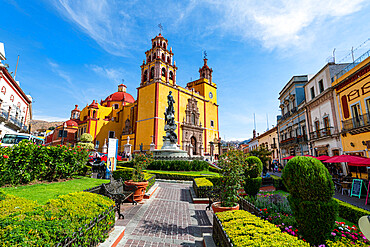 Monumento a La Paz in front of the Basilica Colegiata de Nuestra Senora, UNESCO World Heritage Site, Guanajuato, Mexico, North America