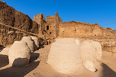 Giant storage pots in the old fort, Oasis Fachi, Tenere desert, Niger, West Africa, Africa