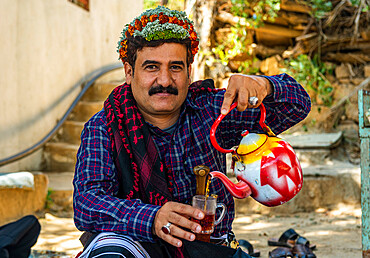 Traditional dressed man of the Qahtani Flower men tribe, serving tea, Asir Mountains, Kingdom of Saudi Arabia, Middle East