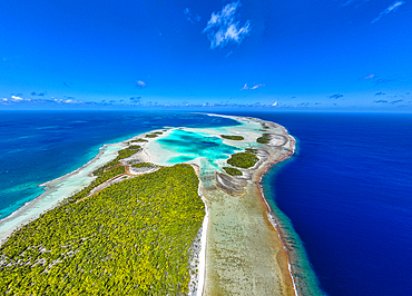 Panorama of the Blue Lagoon, Rangiroa atoll, Tuamotus, French Polynesia, South Pacific, Pacific