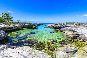 Turquoise rocky bay, Parque Nacional Marino de Punta Frances Punta Pedernales, Isla de la Juventud (Isle of Youth), Cuba, West Indies, Central America