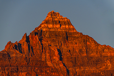 Mountain lit at sunrise at Lake Moraine, Banff National Park, UNESCO World Heritage Site, Alberta, Rocky Mountains, Canada, North America