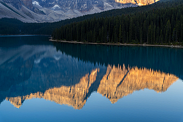 Sunrise at Lake Moraine, Banff National Park, UNESCO World Heritage Site, Alberta, Rocky Mountains, Canada, North America