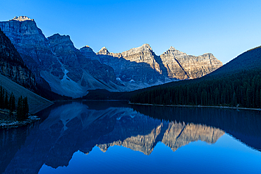 Sunrise at Lake Moraine, Banff National Park, UNESCO World Heritage Site, Alberta, Rocky Mountains, Canada, North America