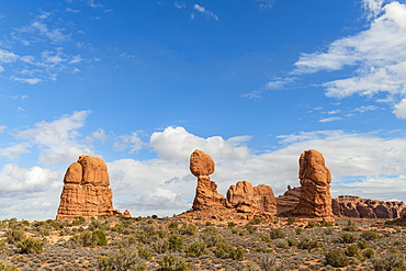 Balanced Rock, Arches National Park, Moab, Utah, United States of America, North America