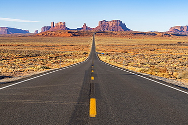 The road leading up to Monument Valley Navajo Tribal Park on the Arizona-Utah border, United States of America, North America