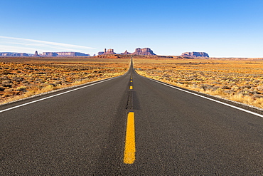 The road leading up to Monument Valley Navajo Tribal Park on the Arizona-Utah border, United States of America, North America