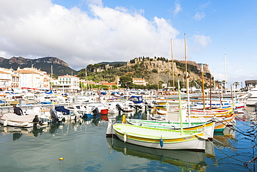 Boats in Cassis harbour, Bouches du Rhone, Provence, Provence-Alpes-Cote d'Azur, French Riviera, France, Mediterranean, Europe