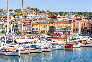 Boats in Cassis harbour, Bouches du Rhone, Provence, Provence-Alpes-Cote d'Azur, French Riviera, France, Mediterranean, Europe