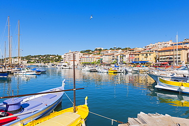 Boats in Cassis harbour, Bouches du Rhone, Provence, Provence-Alpes-Cote d'Azur, French Riviera, France, Mediterranean, Europe