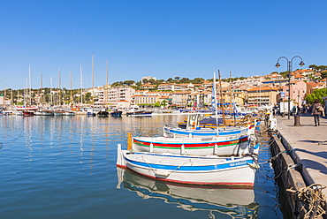 Boats in Cassis harbour, Bouches du Rhone, Provence, Provence-Alpes-Cote d'Azur, French Riviera, France, Mediterranean, Europe