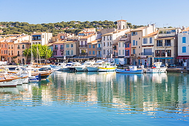 Boats in Cassis harbour, Bouches du Rhone, Provences, Provence-Alpes-Cote d'Azur, French Riviera, France, Mediterranean, Europe