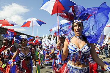 UK. REVELLERS AND DANCERS PARADING AT NOTTING HILL CARNIVAL THE BIGGEST ONE IN EUROPE. LONDON, ENGLAND