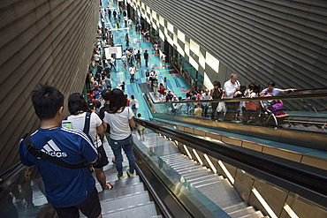 Passengers at MRT (Mass Rapid Transport) station in Singapore, Southeast Asia, Asia