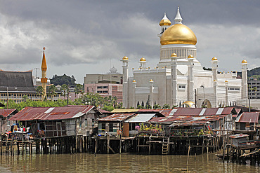 Boats and water village with Omar Ali Saifuddien mosque in Bandar Seri Begawan, Brunei, Southeast Asia, Asia