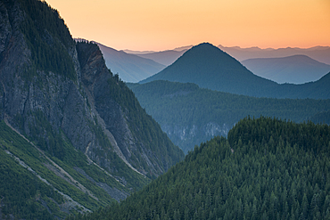 Mountain view at sunset, Mount Rainier National Park, Washington State, United States of America, North America