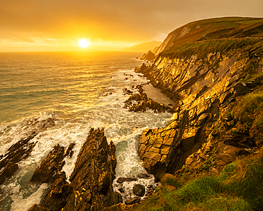 Sunset over Coumeenoole, Dingle Peninsula, County Kerry, Munster, Republic of Ireland (Eire), Europe