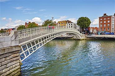 Ha'penny Bridge across the River Liffey, Dublin, Republic of Ireland, Europe