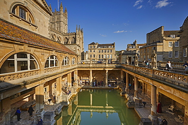 The main pool at the Roman Baths, with Bath Abbey behind, in Bath, UNESCO World Heritage Site, Somerset, England, United Kingdom, Europe