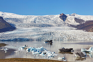 A glacier pouring down off the Vatnajokull icecap, the Fjallsjokull Glacier and Fjallsarlon lagoon, near Jokulsarlon, Iceland, Polar Regions