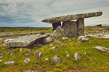 The Poulnabrone dolmen, prehistoric slab burial chamber, The Burren, County Clare, Munster, Republic of Ireland, Europe