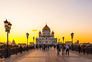 Cathedral of Christ the Saviour beside Moscow River in early evening, Moscow, Russia, Europe