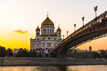 Cathedral of Christ the Saviour beside Moscow River in early evening, Moscow, Russia, Europe