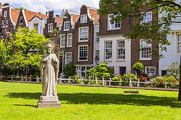 The Begijnhof, one of the oldest inner courts in Amsterdam, Amsterdam, Netherlands, Europe