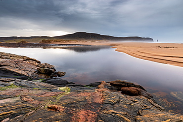 Rock formations at Sandwood Bay, with Am Buachaille sea stack in far distance, Sutherland, Scotland, United Kingdom, Europe