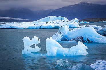 Icebergs floating in the Glacier Lagoon beneath Breidamerkurjokull glacier, Jokulsarlon, Vatnajokull, Iceland, Polar Regions