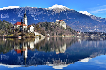 Lake Bled with Santa Maria Church (Church of Assumption), Gorenjska, Julian Alps, Slovenia, Europe