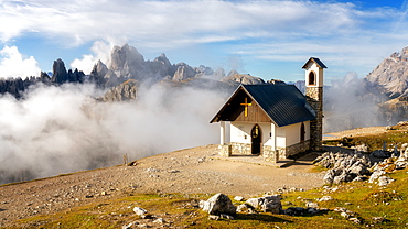 Small church with the Cadini di Misurina mountain range in the background, Dolomites, Italy, Europe