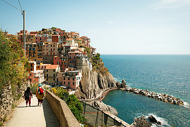 Couple walking in the picturesque village of Manarola in Cinque Terre, UNESCO World Heritage Site, province of La Spezia, in the Liguria region, Italy, Europe