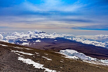 Gorgeous view of the snowy trail to Mount Kilimanjaro, UNESCO World Heritage Site, Tanzania, East Africa, Africa