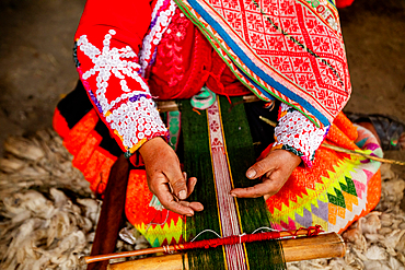 Quechua woman weaving demonstration, Ollantaytambo, Peru, South America