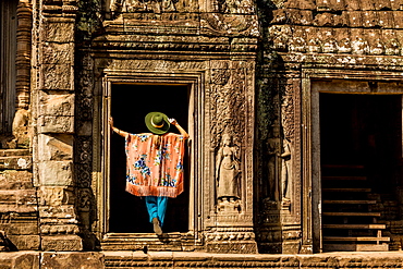 American woman tourist at Angkor Wat temples, Angkor, UNESCO World Heritage Site, Siem Reap, Cambodia, Indochina, Southeast Asia, Asia