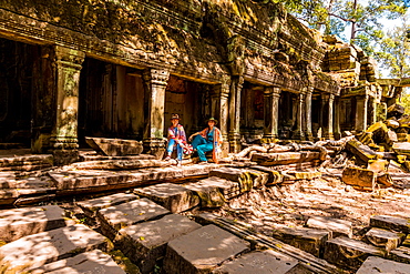 American woman tourist at Angkor Wat temples, Angkor, UNESCO World Heritage Site, Siem Reap, Cambodia, Indochina, Southeast Asia, Asia